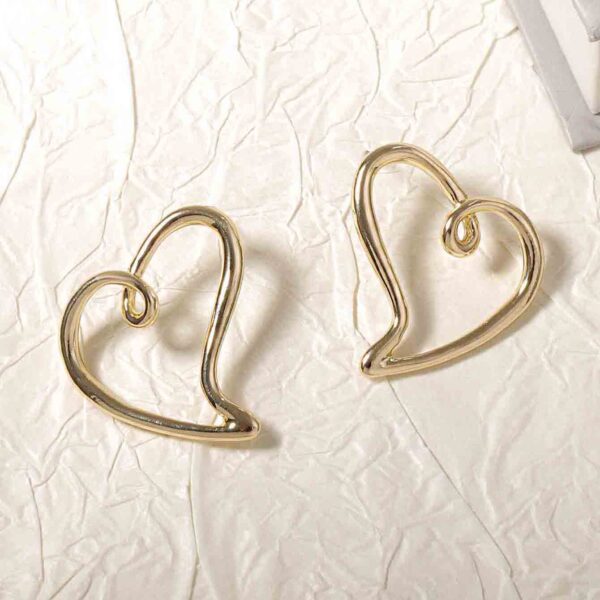 Minimalist and creative design with hollowed out personalized alloy heart earrings, elegant and versatile Valentine's Day fashion style