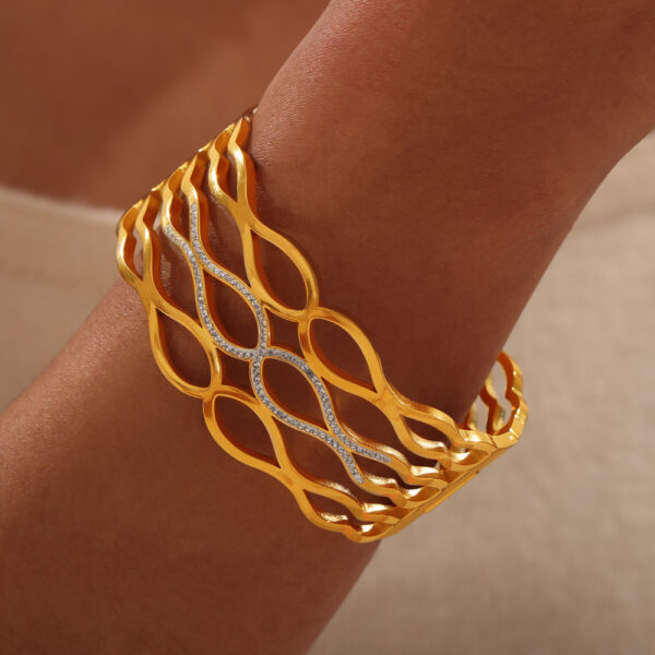 Fashion metal titanium steel bracelet with female geometric design and diamond studded spring buckle bracelet - Image 2