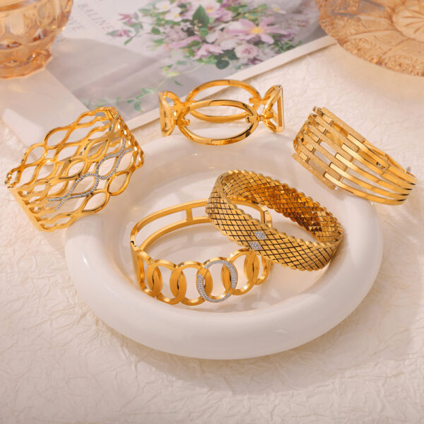 Fashion metal titanium steel bracelet with female geometric design and diamond studded spring buckle bracelet - Image 3