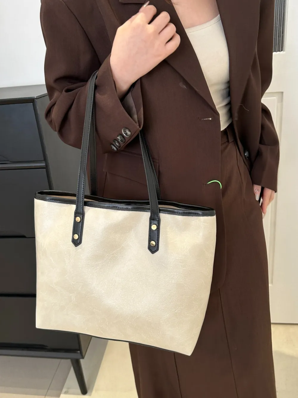 PU Leather Medium Shoulder Bag - Image 15