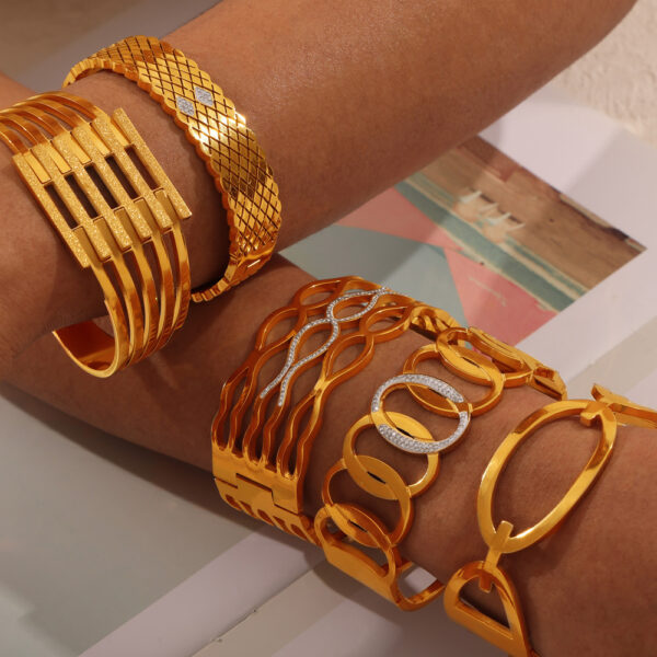 Fashion metal titanium steel bracelet with female geometric design and diamond studded spring buckle bracelet - Image 4