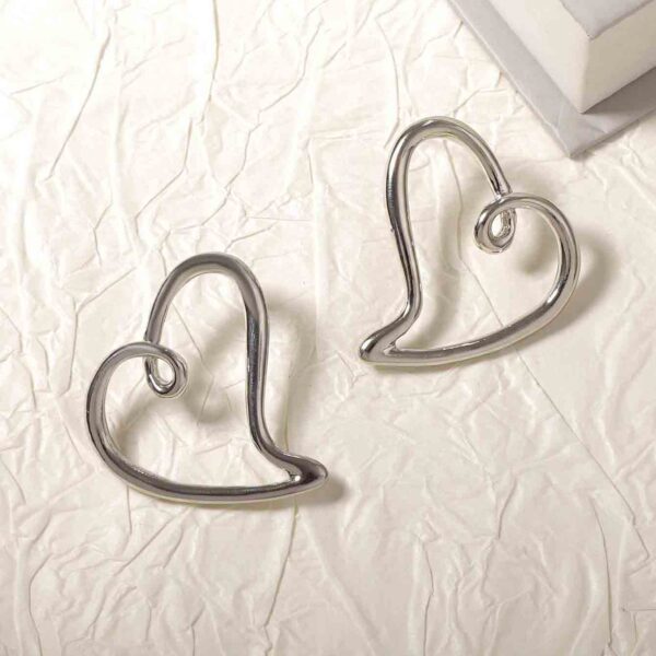 Minimalist and creative design with hollowed out personalized alloy heart earrings, elegant and versatile Valentine's Day fashion style - Image 7
