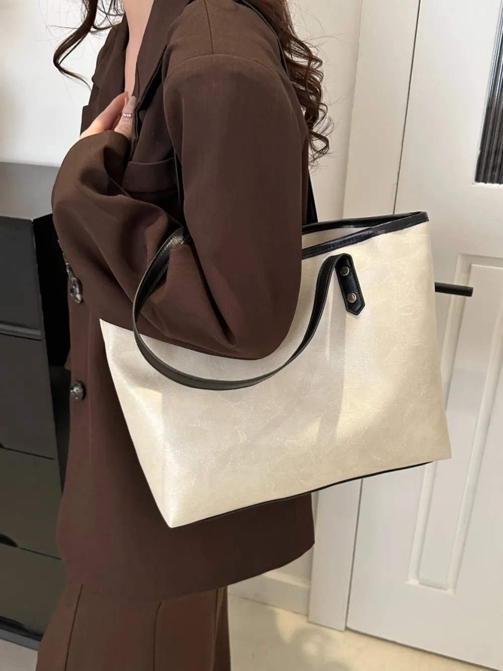 PU Leather Medium Shoulder Bag - Image 13